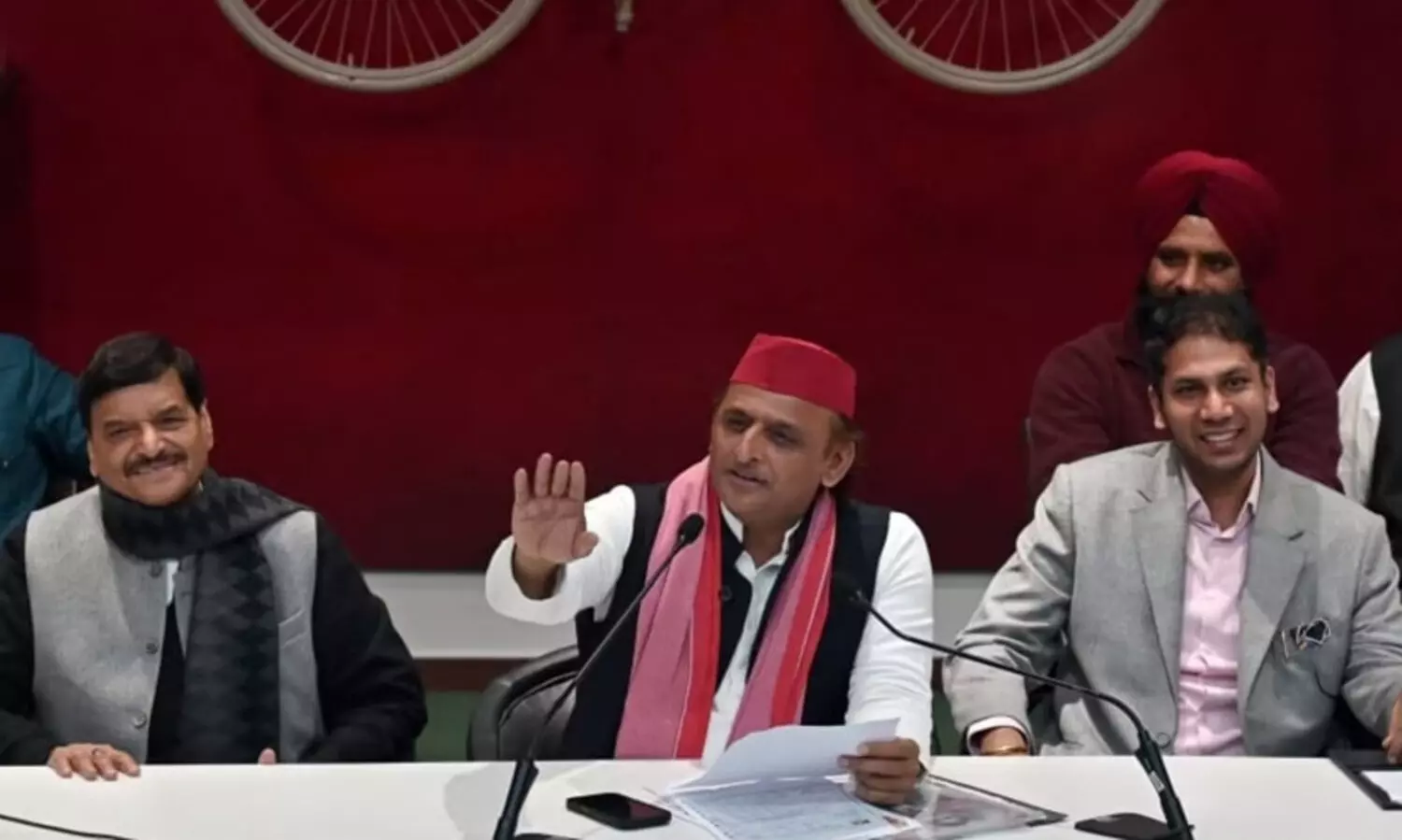 മുഖ്യമന്ത്രി യോഗിയുടെ വസതിക്കു താഴെ ശിവലിംഗമുണ്ട്; കുഴിച്ച് പരിശോധന നടത്തണമെന്നും അഖിലേഷിന്‍റെ പരിഹാസം