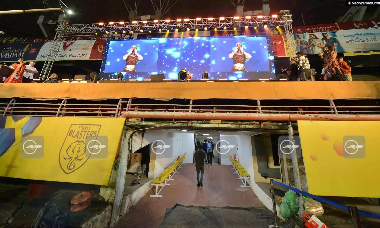 എം.​എ​ൽ.​എ​ക്ക് ഗു​രു​ത​ര അ​പ​ക​ട​മു​ണ്ടാ​യ ശേ​ഷ​വും നൃത്തപരിപാടി നിർത്തിയില്ല