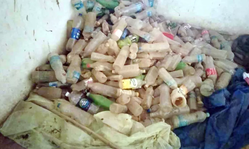 വി​ദ്യാ​ർ​ഥി​ക​ളു​ടെ പ​രാ​തി; അ​ശാ​സ്ത്രീ​യ മാ​ലി​ന്യ സം​സ്ക​ര​ണ​ത്തി​ന് 15,000 രൂ​പ പി​ഴ