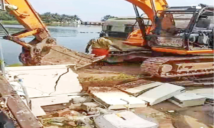 റോഡ്​ നിർമാണത്തിന് തടസ്സം; അനധികൃതമായി നിർമിച്ച മതിൽ പൊളിച്ചു