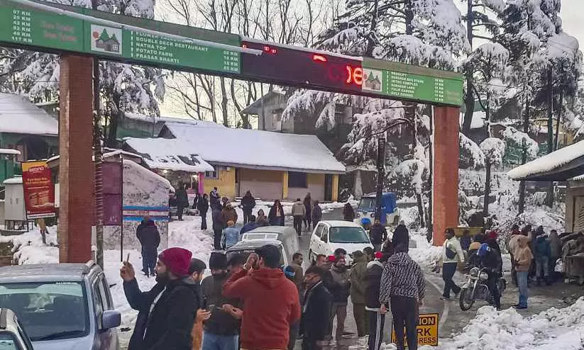 മഞ്ഞു വീഴ്ചയെത്തുടർന്ന് അടച്ച ജമ്മു-ശ്രീനഗർ ഹൈവേ തുറന്നു; വിമാന സർവിസ് പുനഃരാരംഭിച്ചു