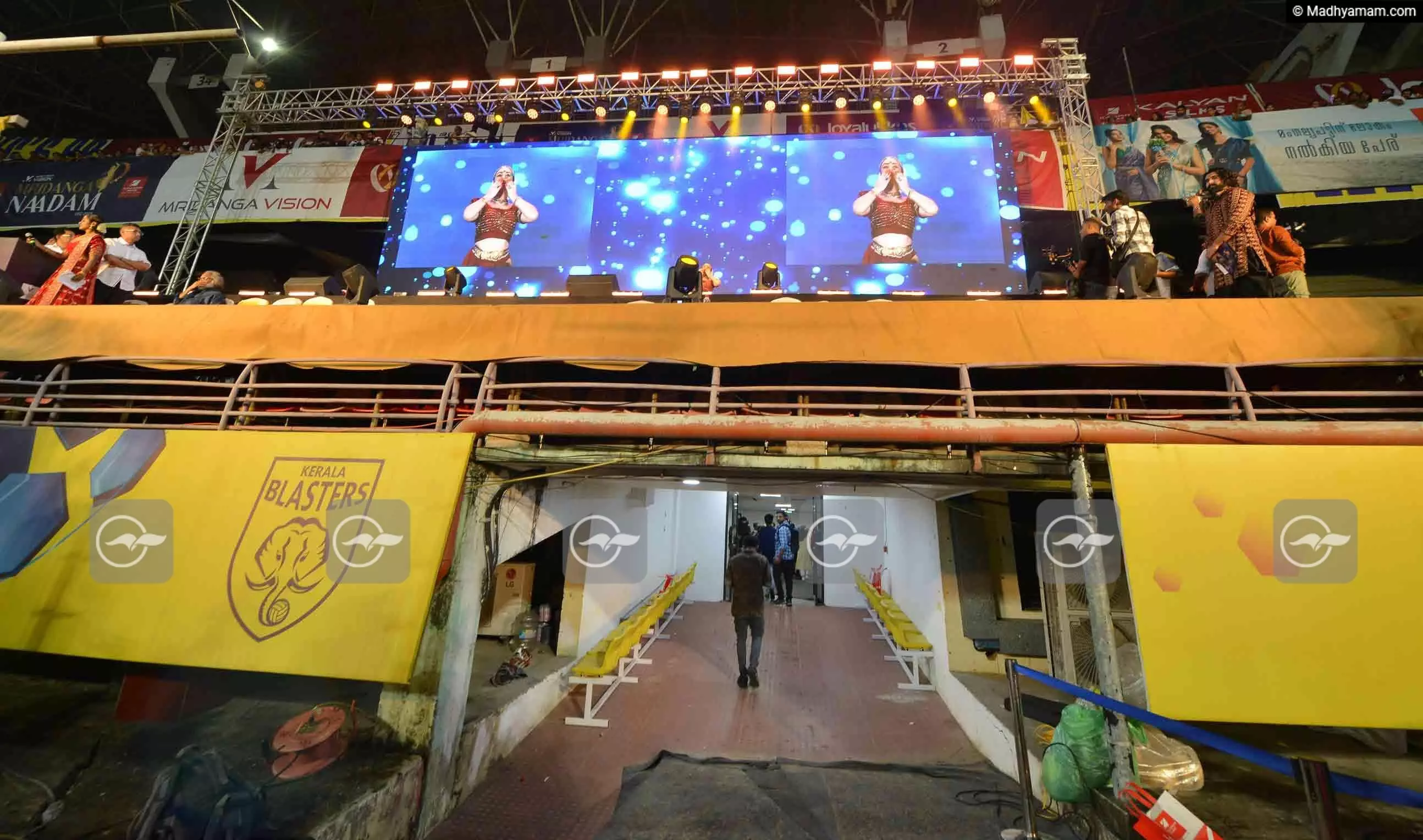 എം.എൽ.എക്ക് ഗുരുതര അപകടമുണ്ടായ ശേഷവും നൃത്തപരിപാടി നിർത്തിയില്ല എം.എൽ.എക്ക് ഗുരുതര അപകടമുണ്ടായ ശേഷവും നൃത്തപരിപാടി നിർത്തിയില്ല