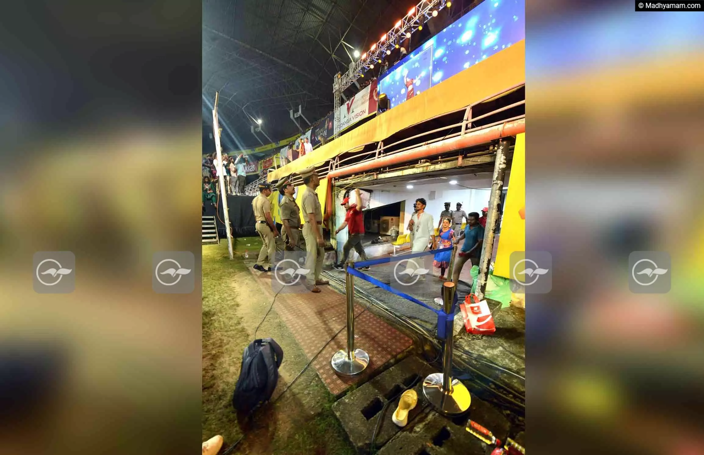 സുരക്ഷ ബാരിക്കേഡിന്‍റെ സ്ഥാനത്ത്​ റിബൺ; ഉ​മ തോ​മ​സിന്റെ അ​പ​ക​ട​ത്തി​ന് ഇ​ട​യാ​ക്കി​യ​ത് സ്റ്റേ​ജ് നി​ർ​മാ​ണ​ത്തി​ലെ സു​ര​ക്ഷാ​വീ​ഴ്ച