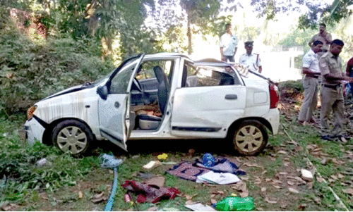 കാ​ർ കു​ഴി​യി​ൽ വീ​ണ് മൂ​ന്നു​പേ​ർ​ക്ക് ദാ​രു​ണാ​ന്ത്യം