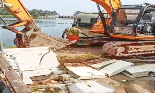 റോഡ്​ നിർമാണത്തിന് തടസ്സം; അനധികൃതമായി നിർമിച്ച മതിൽ പൊളിച്ചു