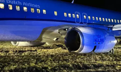 കെ.എൽ.എം എയർലൈൻസ് വിമാനം എമർജൻസി ലാൻഡിങ്ങിനിടെ റൺവേയിൽ നിന്നും തെന്നിമാറി -വിഡിയോ