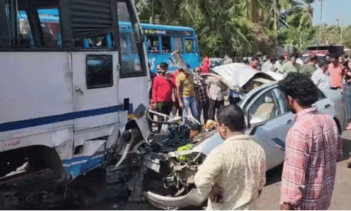 കാസര്‍കോട് കെ.എസ്.ആർ.ടി.സി ബസും കാറും കൂട്ടിയിടിച്ച് രണ്ട് കുട്ടികള്‍ മരിച്ചു