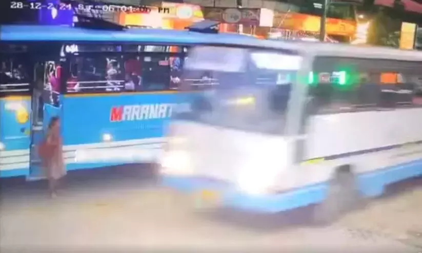 നിർത്തിയ സ്വകാര്യ ബസിന്‍റെ ഇടതുവശത്തുകൂടെ ഓവർടേക്ക്; കെ.എസ്.ആർ.ടി.സി ഡ്രൈവർക്കെതിരെ നടപടി