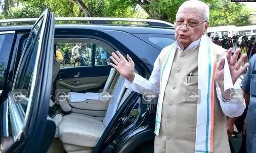 മലയാളത്തിൽ യാത്ര പറഞ്ഞ് ഗവര്‍ണര്‍; തിരിഞ്ഞുനോക്കാതെ മുഖ്യമന്ത്രിയും മന്ത്രിമാരും