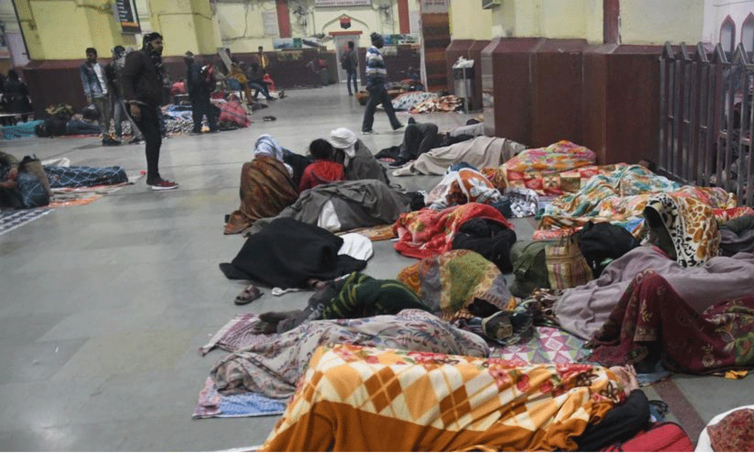 യുപിയിൽ റെയിൽവേ പ്ലാറ്റ്ഫോമിൽ ഉറങ്ങുന്നവർക്കുമേൽ വെളളം കോരിയൊഴിച്ച് ജീവനക്കാർ - വീഡിയോ വെെറൽ