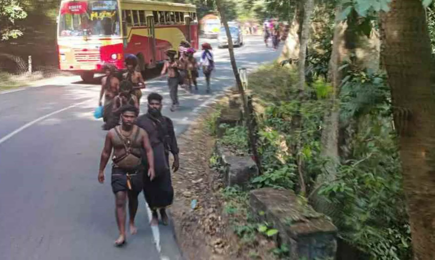 ബസ് സർവീസില്ല; ശബരിമല തീർത്ഥാടകർ കാൽ നടയായി സന്നിധാനത്തേക്ക് എത്തി