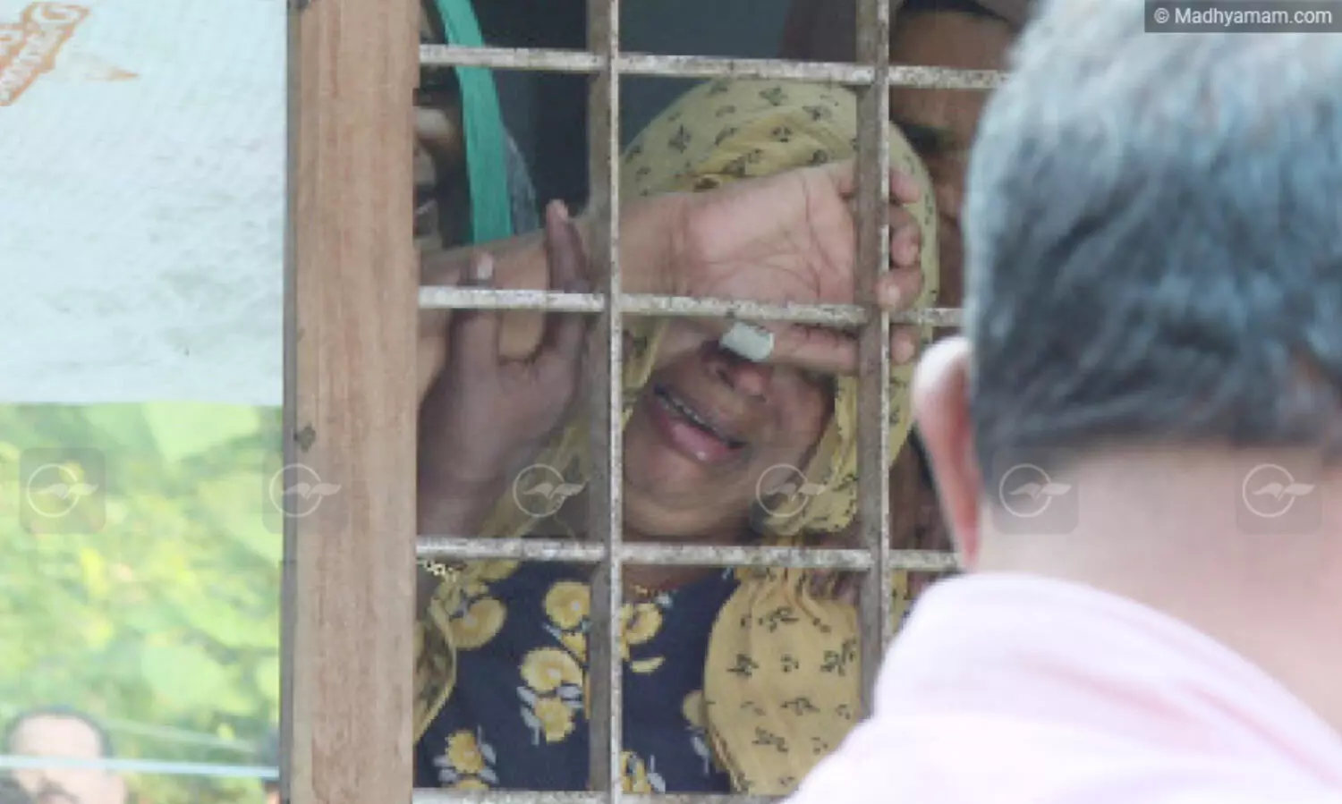 നാ​ടൊ​ന്നാ​കെ ആ കു​ഞ്ഞു​വീ​ട്ടി​ലേ​ക്ക്​ ഒ​ഴു​കി​യെ​ത്തി; അ​മ​ര്‍ ഇ​ബ്രാ​ഹി​മി​ന്​ ക​ണ്ണീ​രി​ല്‍ കു​തി​ര്‍ന്ന യാ​ത്രാ​മൊ​ഴി