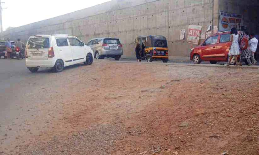 എടക്കാട് പഴയ ദേശീയപാതയിൽ അപകടം തുടർക്കഥ എടക്കാട് പഴയ ദേശീയപാതയിൽ അപകടം തുടർക്കഥ