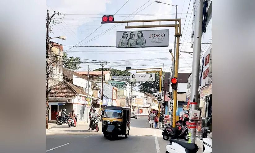 ന​ഗ​ര​ത്തി​ലെ സിഗ്നൽ വിളക്കുകൾ നോക്കുകുത്തി