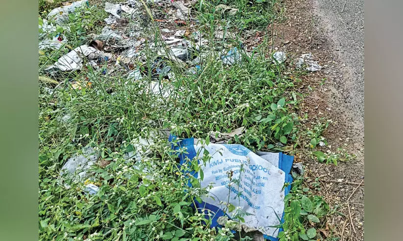 സി.സി.ടി.വി കാമറ സ്ഥാപിച്ചിട്ടും രക്ഷയില്ല; മാലിന്യം പൊതുസ്ഥലത്ത് തന്നെ സി.സി.ടി.വി കാമറ സ്ഥാപിച്ചിട്ടും രക്ഷയില്ല; മാലിന്യം പൊതുസ്ഥലത്ത് തന്നെ