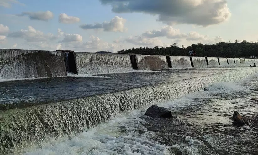 ഭാ​ര​ത​പ്പു​ഴ​യി​ലെ മീ​റ്റ്ന ത​ട​യ​ണ​യു​ടെ ഷ​ട്ട​റു​ക​ൾ അ​ട​ച്ചു