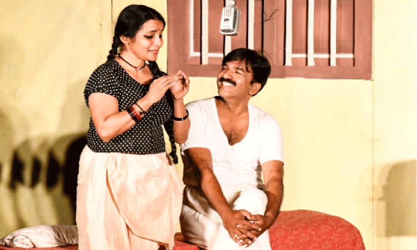 അരങ്ങിൽ പറന്നുല്ലസിച്ച് നീലക്കുയിൽ