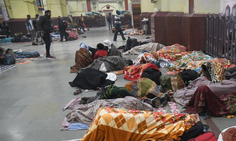 യുപിയിൽ റെയിൽവേ പ്ലാറ്റ്ഫോമിൽ ഉറങ്ങുന്നവർക്കുമേൽ വെളളം കോരിയൊഴിച്ച് ജീവനക്കാർ - വീഡിയോ വെെറൽ യുപിയിൽ റെയിൽവേ പ്ലാറ്റ്ഫോമിൽ ഉറങ്ങുന്നവർക്കുമേൽ വെളളം കോരിയൊഴിച്ച് ജീവനക്കാർ - വീഡിയോ വെെറൽ