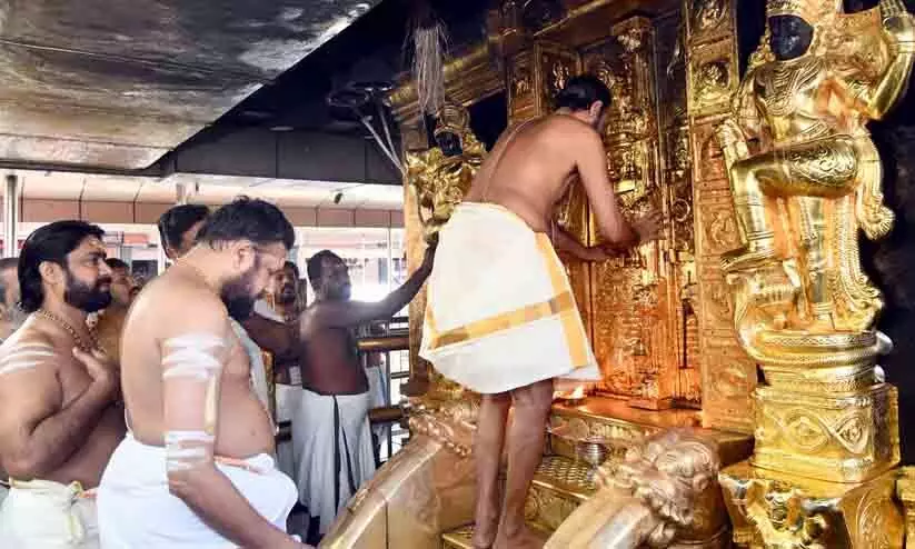 മകരവിളക്ക് തീർഥാടനത്തിനായി നടതുറന്നു; ശബരിമലയിൽ വൻ ഭക്തജനത്തിരക്ക് മകരവിളക്ക് തീർഥാടനത്തിനായി നടതുറന്നു; ശബരിമലയിൽ വൻ ഭക്തജനത്തിരക്ക്