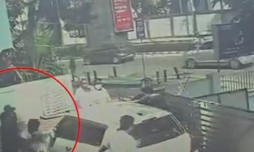 കൊച്ചിയിൽ കുരുമുളക് സ്പ്രേ പ്രയോഗിച്ച് കാറില്‍ നിന്ന് 50 ലക്ഷം കവര്‍ന്നു; ക്വട്ടേഷന്‍ സംഘം പിടിയില്‍