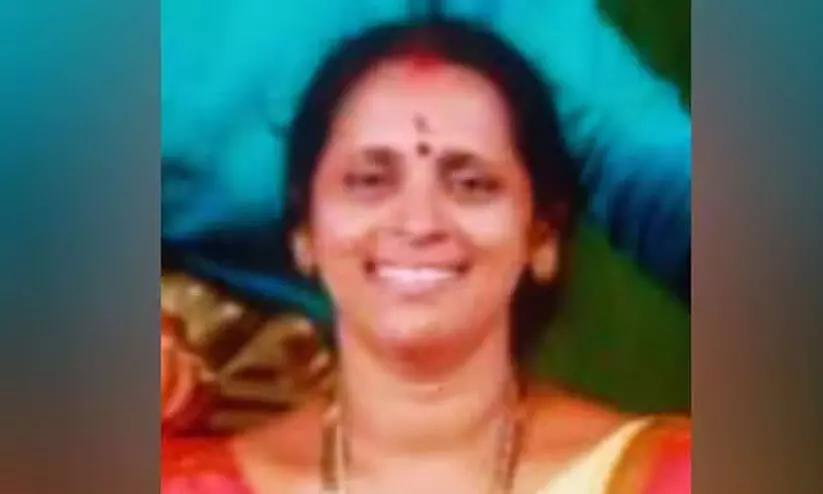 കുന്നംകുളത്ത് വീട്ടമ്മയെ കഴുത്തറുത്ത് കൊന്നു; നാട്ടുകാർ പ്രതിയെ പിടികൂടി പൊലീസിൽ ഏൽപ്പിച്ചു കുന്നംകുളത്ത് വീട്ടമ്മയെ കഴുത്തറുത്ത് കൊന്നു; നാട്ടുകാർ പ്രതിയെ പിടികൂടി പൊലീസിൽ ഏൽപ്പിച്ചു