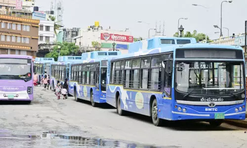 പു​തി​യ ബ​സു​ക​ളി​റ​ക്കി കെ.​എ​സ്.​ആ​ർ.​ടി.​സി; മാ​റ്റ​മി​ല്ലാ​തെ മെ​ട്രോ