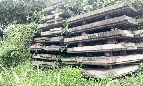 ഇതൊന്ന്​ മാറ്റിയിടാൻ ആരുമില്ലേ?