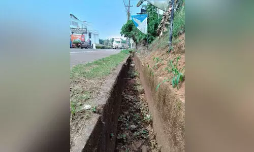 എം.സി റോഡിൽ അപകടക്കെണിയൊരുക്കി ഓടകൾ