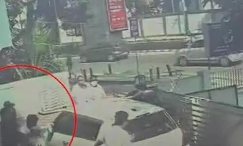 കൊച്ചിയിൽ കുരുമുളക് സ്പ്രേ പ്രയോഗിച്ച് കാറില്‍ നിന്ന് 50 ലക്ഷം കവര്‍ന്നു; ക്വട്ടേഷന്‍ സംഘം പിടിയില്‍