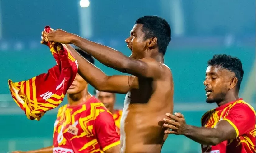 കേരളത്തിന് ഇൻജുറി ഷോക്ക്; സന്തോഷ് ട്രോഫിയിൽ ബംഗാളിന് 33-ാം കിരീടം കേരളത്തിന് ഇൻജുറി ഷോക്ക്; സന്തോഷ് ട്രോഫിയിൽ ബംഗാളിന് 33-ാം കിരീടം