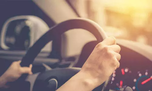 ന്യൂ ഇയറിന് ബാറിൽ നിന്ന് വീട്ടിലെത്തിക്കാൻ ആളുണ്ട്, ഉപദേശിക്കാനും... മോട്ടോർ വാഹന വകുപ്പിന്റെതാണീ പരീക്ഷണം