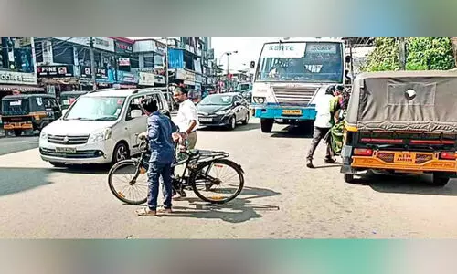 പ​ത്തി​രി​പ്പാ​ല​യി​ൽ ഗ​താ​ഗ​ത​ക്കു​രു​ക്ക് രൂ​ക്ഷം