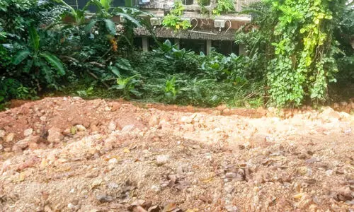 ആ​ശു​പ​ത്രി വ​ള​പ്പി​ലെ മ​ണ്ണു​മ​ല​ എ​ൻ.​എ​ച്ച്.​എം കെ​ട്ടി​ട​ത്തി​ന്​​ ഭീ​ഷ​ണി