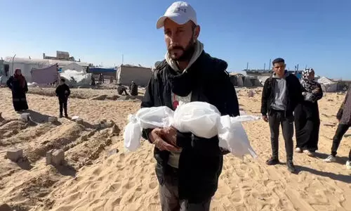 തണുത്ത് മരവിച്ച മരണം കാത്ത്   ഗസ്സയിലെ ചോരപ്പൈതങ്ങൾ