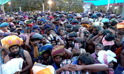 ശ​ബ​രി​മ​ലയിൽ തിരക്ക്​ നിയന്ത്രണത്തിൽ വീഴ്ച; വൻ ഭക്തജനത്തിരക്ക്