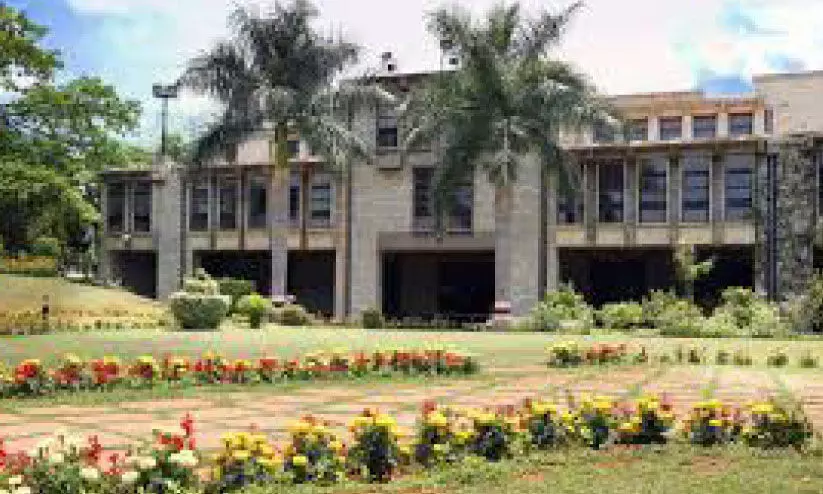 ജാ​തി വി​വേ​ച​നം: ന​ട​പ​ടി​ക​ൾ ത​ട​ഞ്ഞ് ഹൈ​കോ​ട​തി