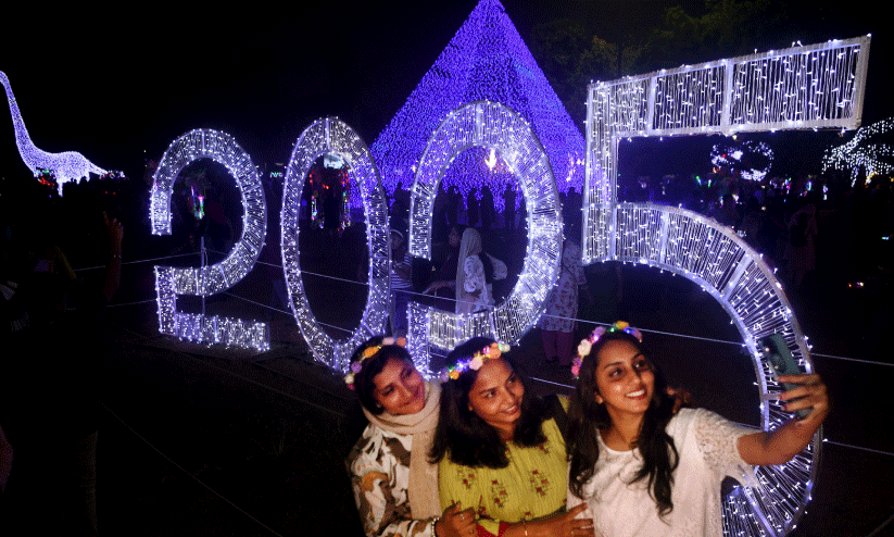 കോഴിക്കോട് ഉറങ്ങിയില്ല: പുതുവർഷം പിറന്നു