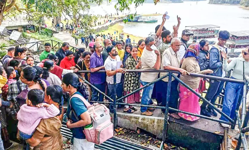 സഞ്ചാരികളുടെ ഒഴുക്ക്​; തിരക്കിലമർന്ന് തേക്കടി