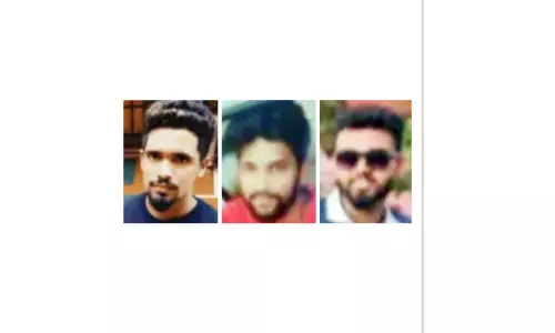 ബ​സും ബൈ​ക്കും കൂ​ട്ടി​യിടിച്ച് മൂ​ന്ന് മ​ര​ണം