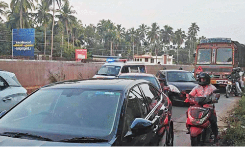 ദു​രി​ത​ക്ക​യം നീ​ന്തി ജനം