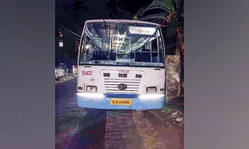 ബസിനടിയിൽ സ്കൂട്ടർ കുടുങ്ങി; നീങ്ങിയത് 300 മീറ്റർ ബസിനടിയിൽ സ്കൂട്ടർ കുടുങ്ങി; നീങ്ങിയത് 300 മീറ്റർ