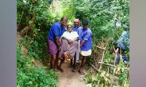 വേ​ലി കെ​ട്ടി; ന​ട​വ​ഴി​യി​ല്ലെ​ന്ന് പ​രാ​തി