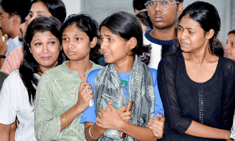 കളിച്ചും ചിരിച്ചും ഒപ്പമിരുന്നവർ ഇനിയില്ല; പുതുവത്സരത്തിൽ സങ്കടക്കടലായി സെൻറ് ആൽബർട്സ് കളിച്ചും ചിരിച്ചും ഒപ്പമിരുന്നവർ ഇനിയില്ല; പുതുവത്സരത്തിൽ സങ്കടക്കടലായി സെൻറ് ആൽബർട്സ്