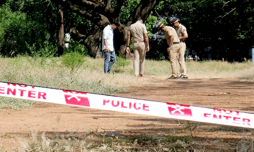 ക​ത്തി​മു​ന​യി​ൽ പ​ക​ച്ച് തൃ​ശൂ​ർ