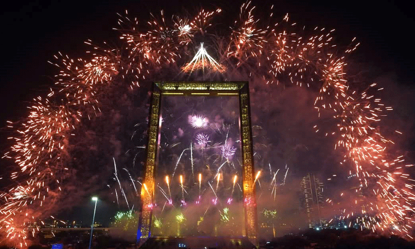 ക​റാ​മ​യി​ൽ ഒ​റ്റ ഫ്രെ​യി​മി​ൽ ര​ണ്ട് വെ​ടി​ക്കെ​ട്ട്