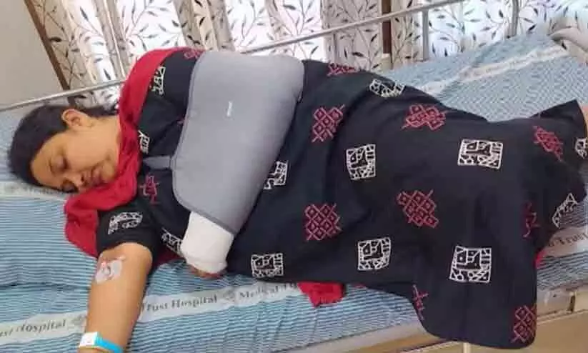 കൊച്ചിയിൽ ഫ്ലവര് ഷോ കാണാനെത്തിയ വീട്ടമ്മ തെന്നിവീണ് ഗുരുതരമായി പരിക്കേറ്റു കൊച്ചിയിൽ ഫ്ലവര് ഷോ കാണാനെത്തിയ വീട്ടമ്മ തെന്നിവീണ് ഗുരുതരമായി പരിക്കേറ്റു