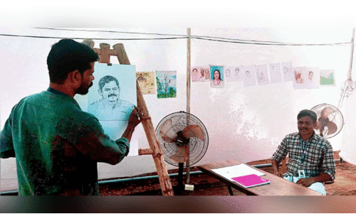 നി​റ​വി​ന്റെ സ്വ​ന്തം വ​ര​യി​ടം; കാ​ൻ​വാ​സി​ൽ വി​സ്മ​യം തീ​ർ​ത്ത് ഹ​രി​ദാ​സ് കു​ട്ട​ത്തി