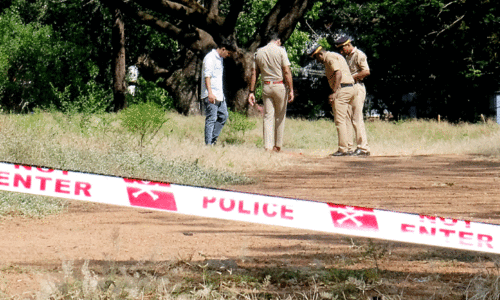 ക​ത്തി​മു​ന​യി​ൽ പ​ക​ച്ച് തൃ​ശൂ​ർ