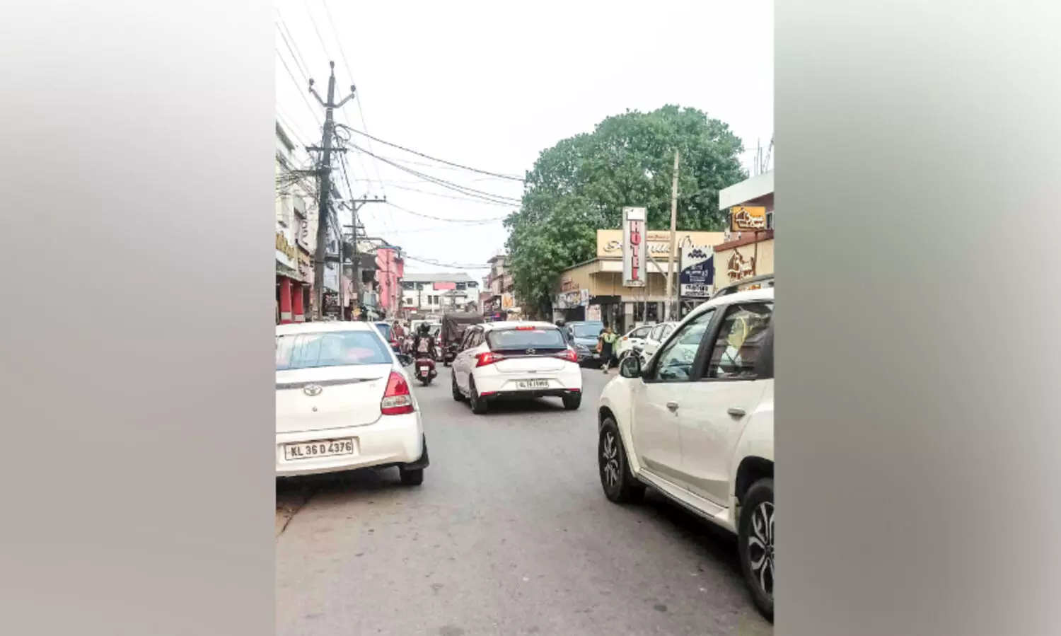 അ​ന​ധി​കൃ​ത പാ​ർ​ക്കി​ങ്; ശ്വാസംമുട്ടി തലയോലപ്പറമ്പ്​