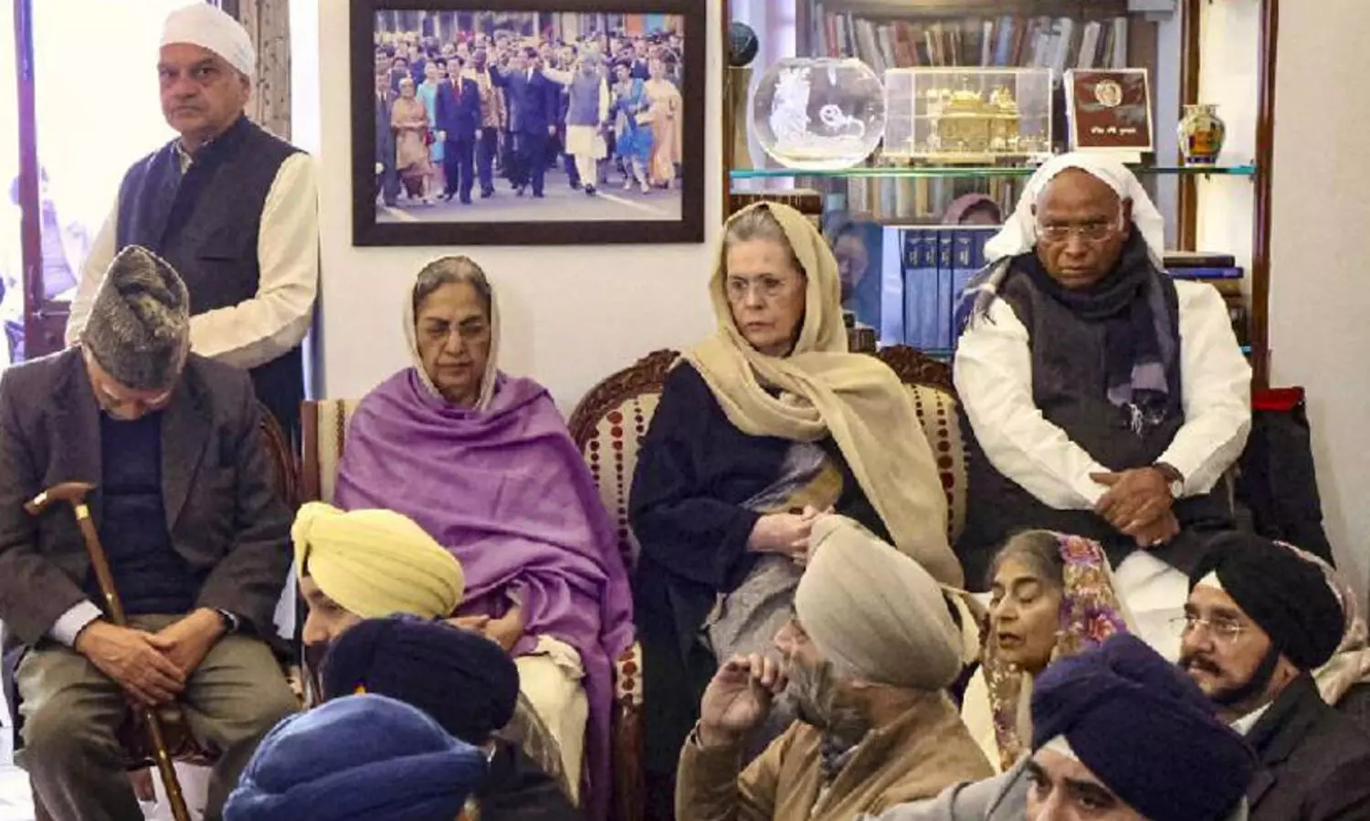 മൻമോഹൻ സിങ്ങിന്റെ വസതിയിലെ പ്രാർഥനാ ചടങ്ങിൽ സോണിയയും ഖാർഗെയും ഹാമിദ് അൻസാരിയും